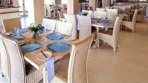 Petit déjeuner, déjeuner et dîner servis sur place