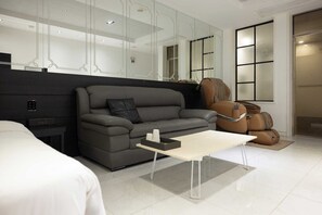 Deluxe Massage Chair | 고급 침구, 책상, 노트북 작업 공간, 암막 커튼