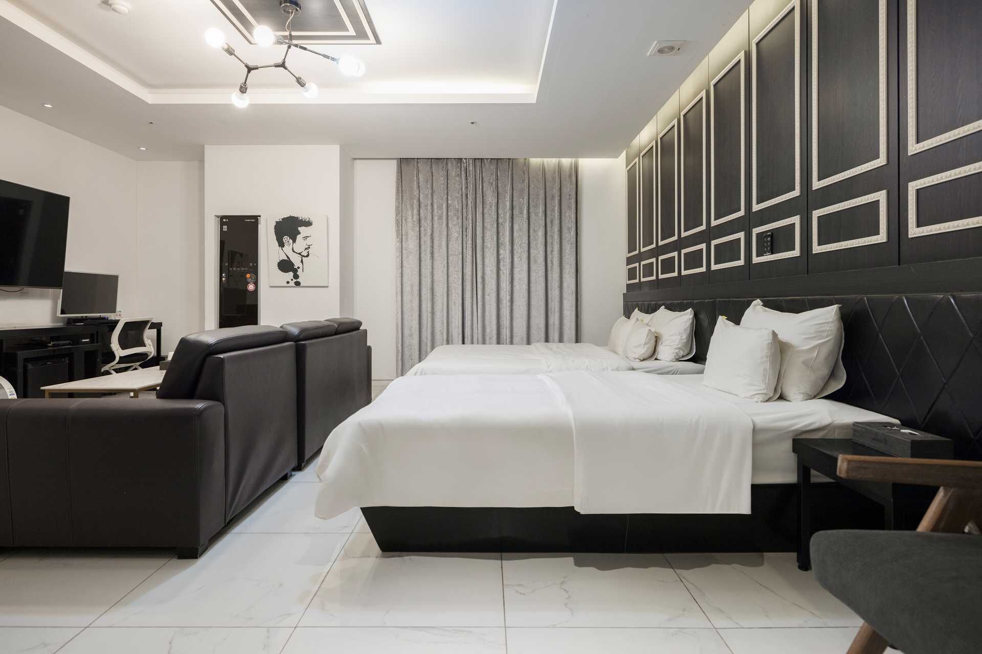 VIP | Premium bedding, desk, laptop workspace, blackout drapes