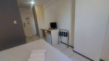 Quarto casal econômico, vista para a cidade | Frigobar, escrivaninha, espaço de trabalho para notebook