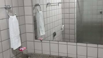Shower, rainfall showerhead, free toiletries, towels
