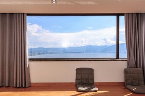 Schreibtisch, Verdunkelungsvorhänge, kostenloses WLAN