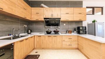 Kühlschrank, Mikrowelle, Herdplatte, Wasserkocher mit Kaffee-/Teezubehör