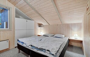4 bedrooms, travel crib, free WiFi