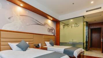 Deluxe Twin Room, River View | Peralatan tempat tidur premium, peti besi dalam bilik 