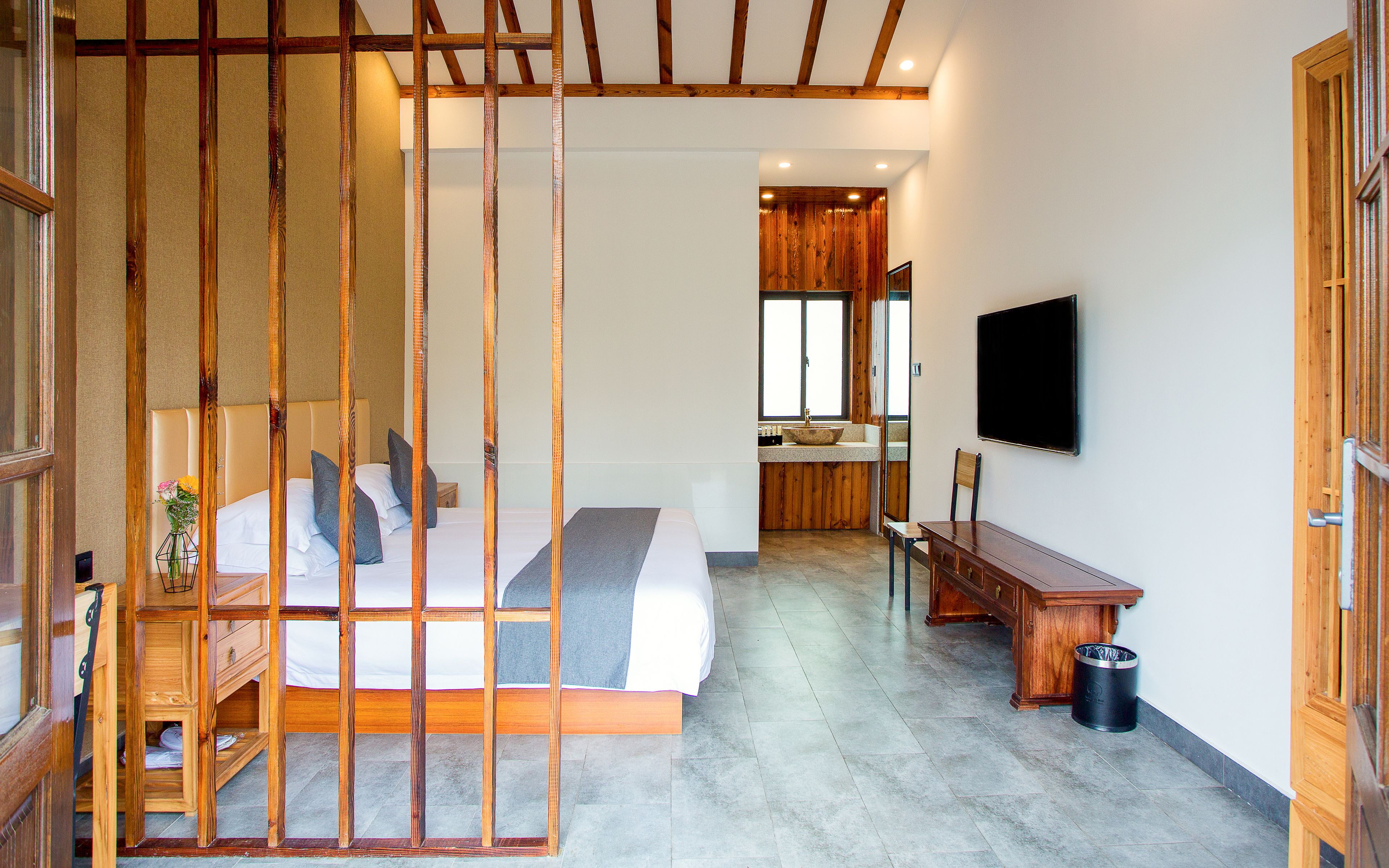 Deluxe-dobbeltværelse - udsigt til flod | Premium-sengetøj, pengeskab på værelset, individuelt design