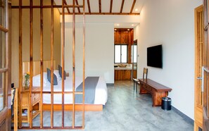 أغطية فراش متميزة وخزنة داخل الغرفة وبديكورات فريدة لكل غرفة