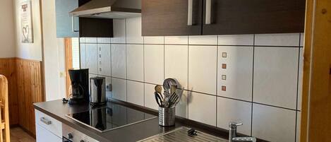 Jääkaappi, mikroaaltouuni, uuni, astianpesukone