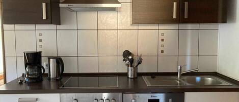 Réfrigérateur, micro-ondes, four, lave-vaisselle