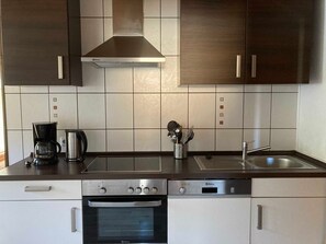 Kylskåp, mikrovågsugn, ugn och diskmaskin