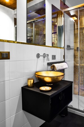 Quarto júnior, sacada | Banheiro | Chuveiro, chuveiro com efeito de chuva, produtos de toalete grátis 