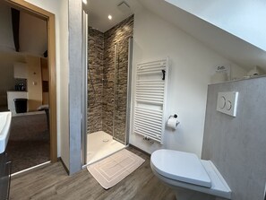 Een haardroger, handdoeken, zeep, toiletpapier