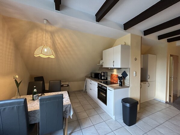 Kühlschrank, Mikrowelle, Ofen, Geschirrspüler