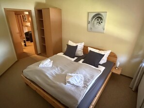 2 slaapkamers, een strijkplank/strijkijzer, reisbedje, wifi