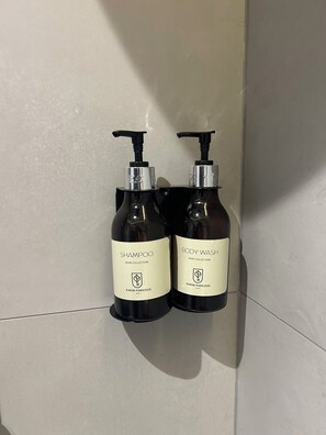 Superior Twin Room | Bathroom | Shower, rainfall showerhead, free toiletries, hair dryer