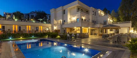 Alberca al aire libre y camastros