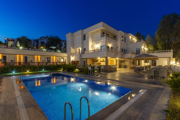 Piscine extérieure, chaises longues