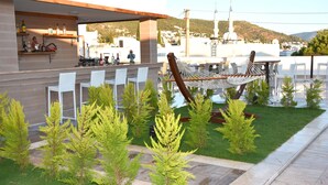 بار بجانب حمام السباحة