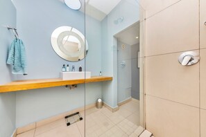 Comfort-lejlighed - 1 queensize-seng | Badeværelse | Bruser, gratis toiletartikler, hårtørrer, håndklæder