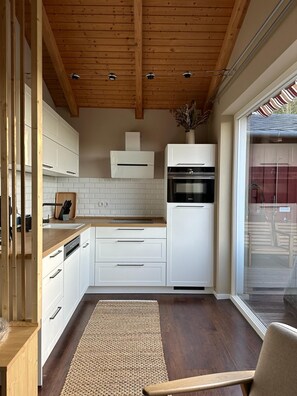 Kühlschrank, Ofen, Geschirrspüler, Hochstuhl