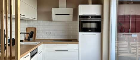 Refrigerador, horno, lavavajillas, silla alta para bebés