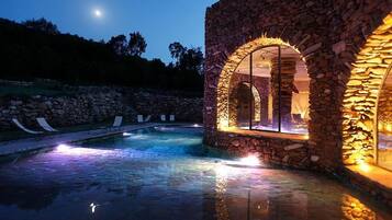 Sisäuima-allas, 3 ulkouima-allasta, aurinkotuoleja