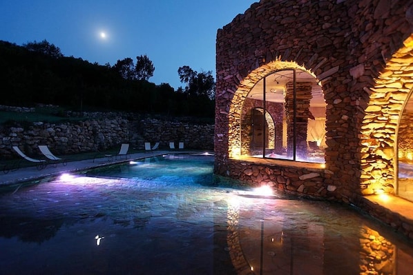 Innenpool, 3 Außenpools, Liegestühle