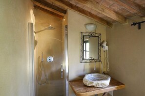 Romantisches Zimmer, 1 Schlafzimmer | Badezimmer | Dusche, kostenlose Toilettenartikel, Haartrockner, Bidet
