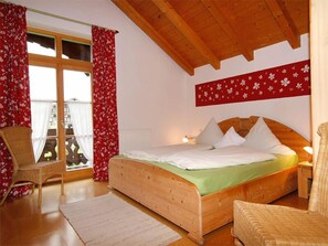 2 عدّة غرف نوم وخدمة الإنترنت وملاءات أسرّة