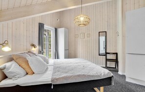 6 bedrooms, travel crib, free WiFi