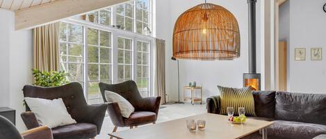 TV, peis, fotballspill og bordtennis