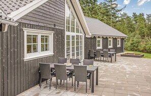 Outdoor dining - 6 bedroom gorgeous home in Blåvand (Blåvand)