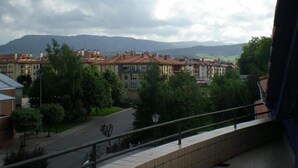 Un quartier résidentiel avec des immeubles, des arbres et une route.
