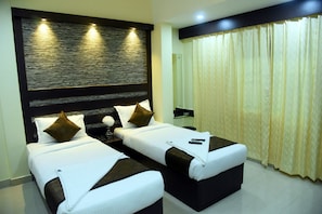 Deluxe Double Room Single Use, 1 Bedroom, Smoking | Living room