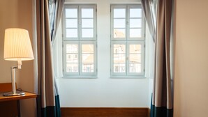 A room with two windows, a lamp, and a wooden floor. - Hotel Zum Schwan (Wanfried)