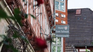 A hotel sign with the name "Hotel Zum Schwan Restaurant" in a European town. - Hotel Zum Schwan (Wanfried)