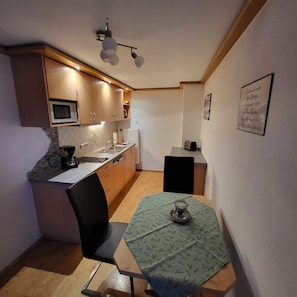 Kühlschrank, Mikrowelle, Herdplatte, Geschirrspüler