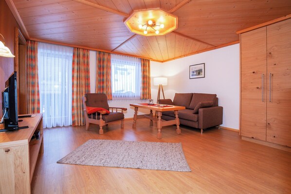 TV - (2) Zwei-Raum-Ferienwohnung 45 qm, Dusche/WC, Küche, Balkon (Reit im Winkl)