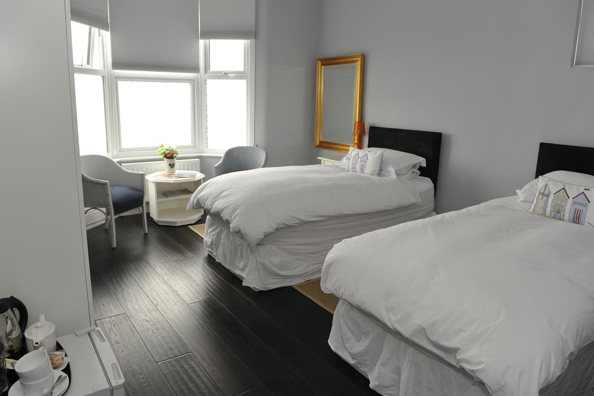 Habitación con 1 cama matrimonial o 2 individuales | Caja de seguridad en la habitación y escritorio