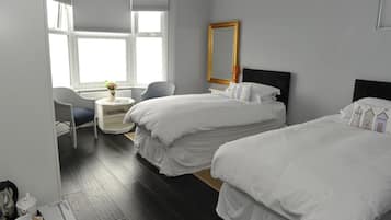 Habitación con 1 cama matrimonial o 2 individuales | Caja de seguridad en la habitación y escritorio