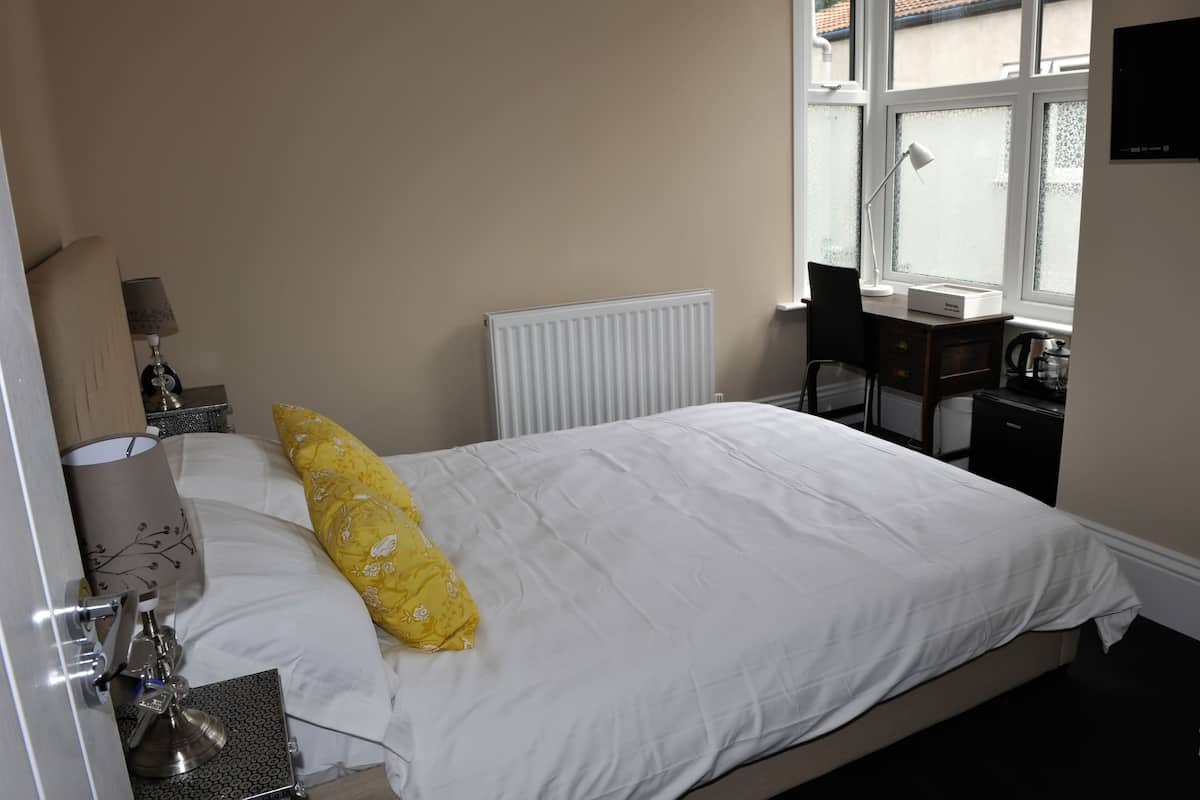 Double Room (Small) | In-room safe, desk, iron/ironing board, WiFi (free)