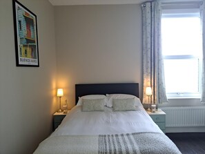 Habitació doble de luxe, 1 llit de matrimoni | Caixa forta a l'habitació, escriptori i planxa i posts de planxar