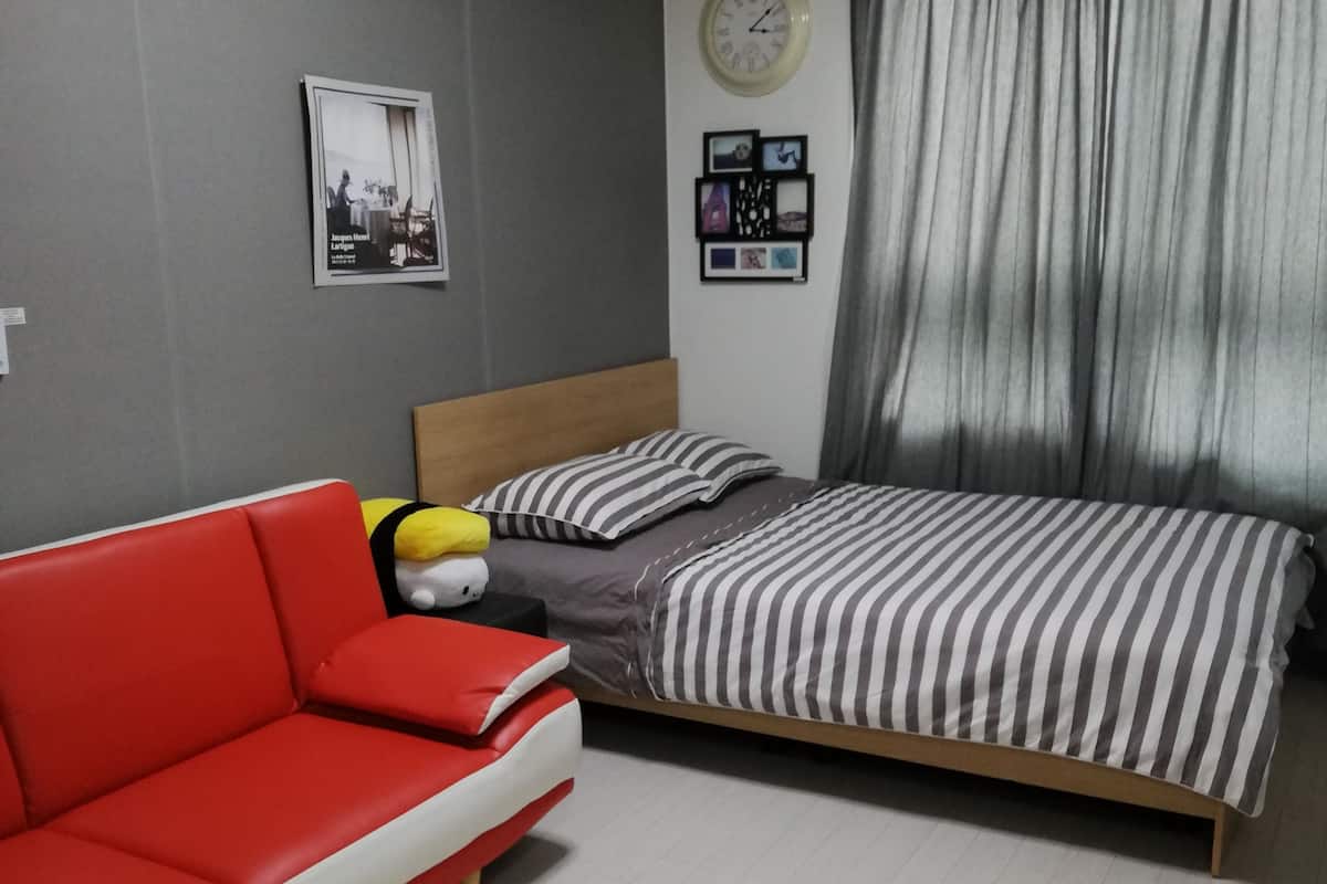 Premium bedding, desk