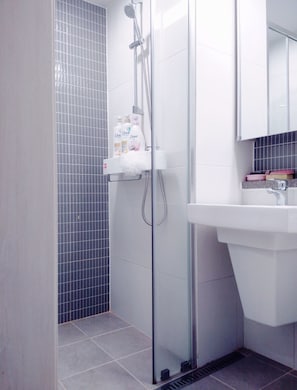 Luksus-lejlighed (1) | Badeværelse | Bruser, gratis toiletartikler, hårtørrer