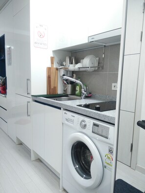 Geladeira, micro-ondas, chaleira elétrica