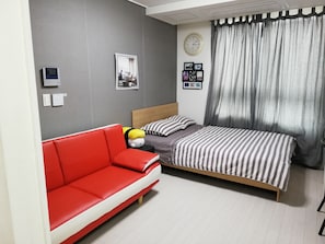 Premium bedding, desk - MAMA PAPA Apartment (Seoul)