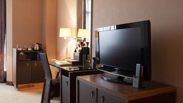 Deluxe Double Room | Living area | TV