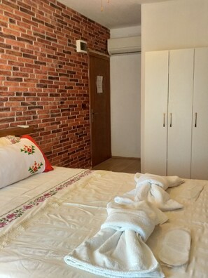 双人房 | 办公桌、床单