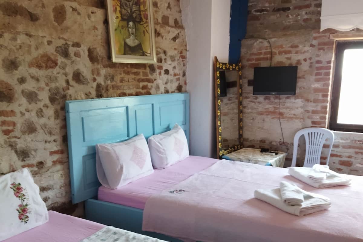 Escritorio y ropa de cama