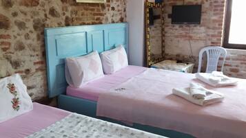 Habitación triple | Escritorio y ropa de cama